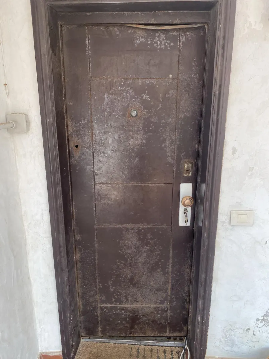 Antes: Puerta metálica renovada